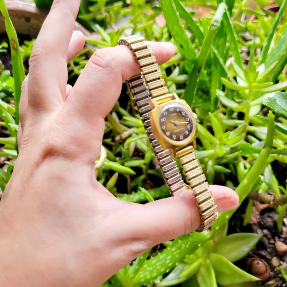 Vintage Timex Gold Stretch Watch - Picture 7 of 11